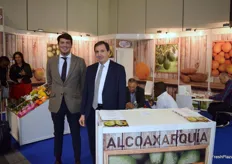 José Antonio Alconchel padre e hijo, en el stand de Alcoaxarquía, empresa malagueña productora de frutas subtropicales y exóticas que sigue expandiéndose en Perú.  